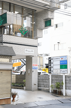 大分市府内「医療ホワイトニングサロン繭」のビル入り口写真