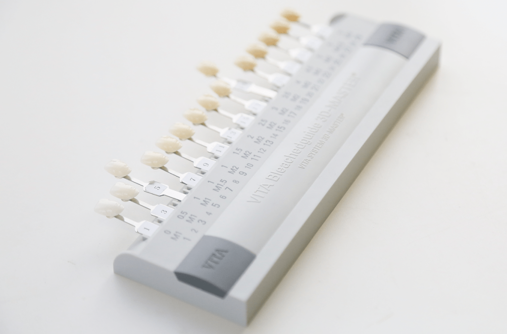 歯のホワイトニングで白さを測るシェードガイド